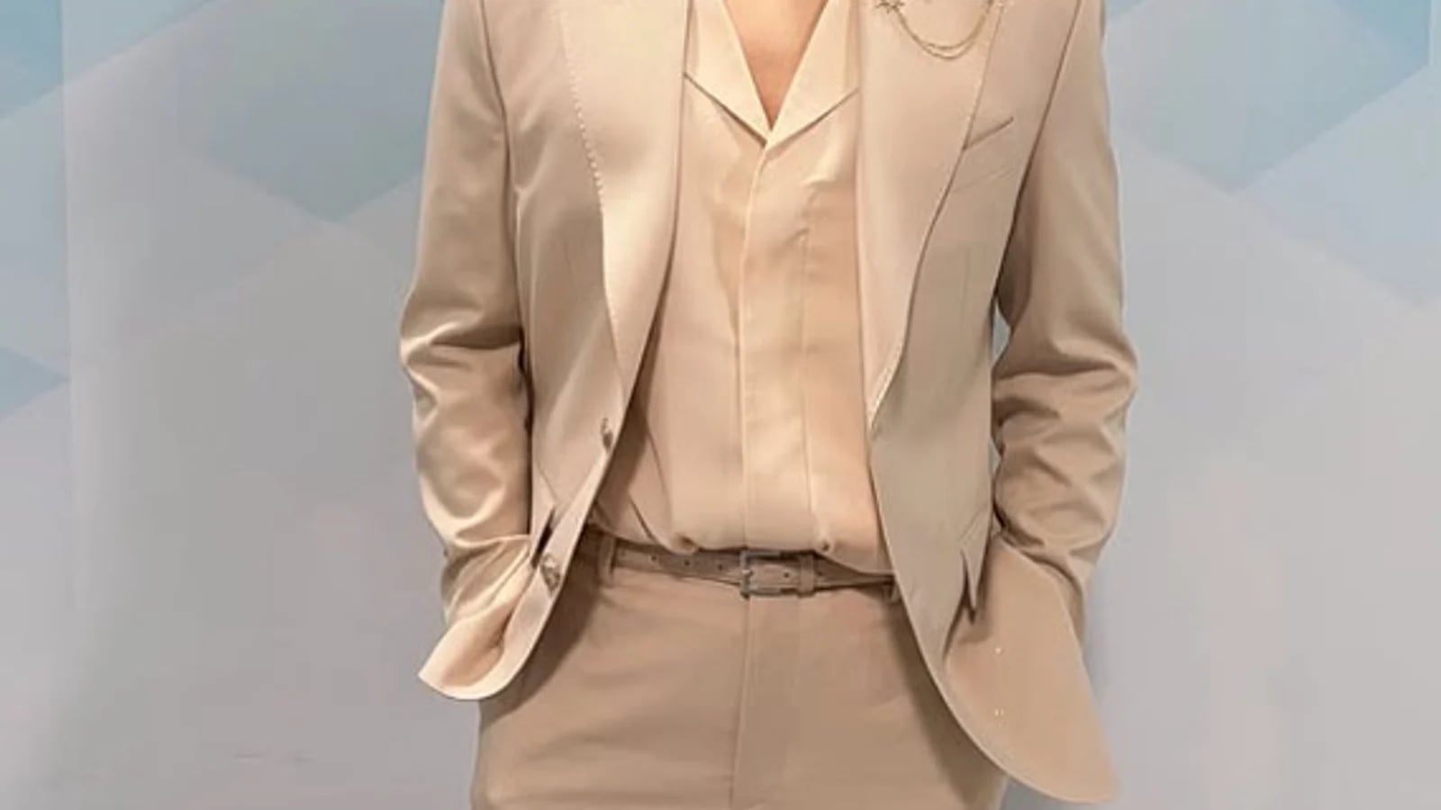 Jang Hanbyul Gains Attention for 'Golden Character' Folded Greeting... Winning Domestic Popularity with Outstanding Vocals and Humility